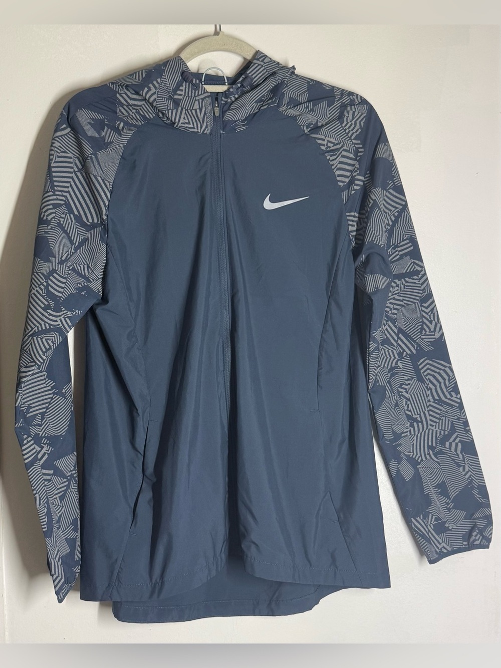 Nike Women's ESSENTIALS Flash
REFLECTIVE RUNNING JACKET - Picture 4 of 9